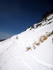 狭い所は、スキーひとり分の幅デス